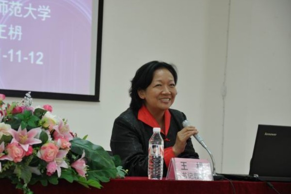 王枬教授以“女性特征与女性自立”为主题作讲座(广西幼儿师范高等专科学校网站资料图)