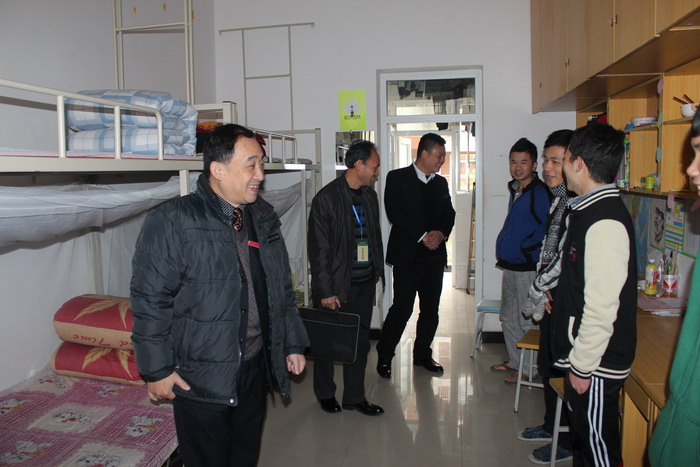 检查学生宿舍