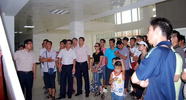 校友们在听取雁山校区总体规划介绍。