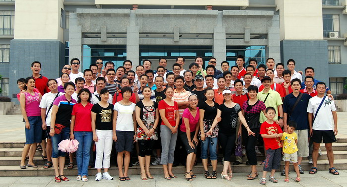 校友们在雁山校区文科行政大楼前合影留念。