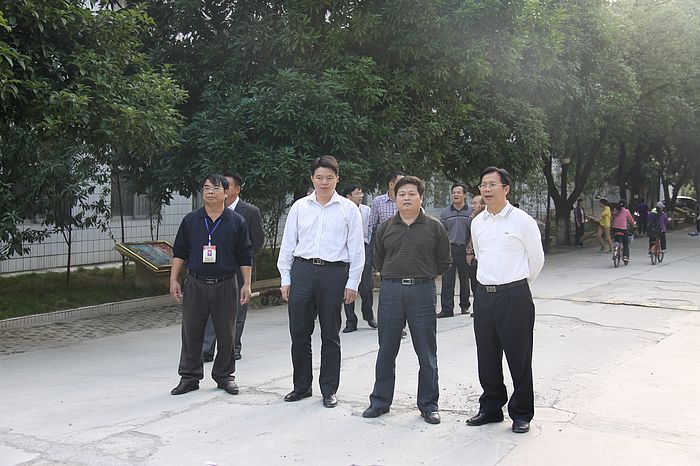 覃卫国副校长参观马山县中学