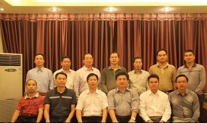 覃副校长一行与宾阳县校友代表合影