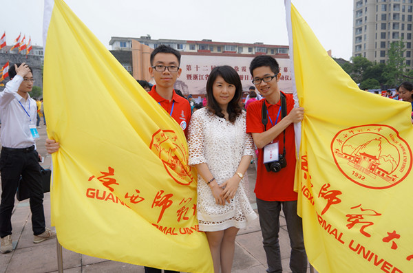 我校参会老师和大学生通讯社学生代表合影