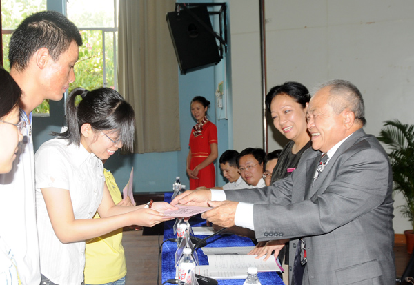 王冠川先生向受助学生颁发助学金。