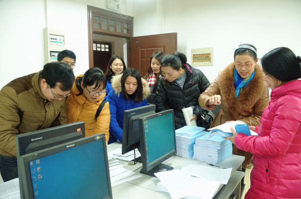 档案馆向各部门发放档案工作手册