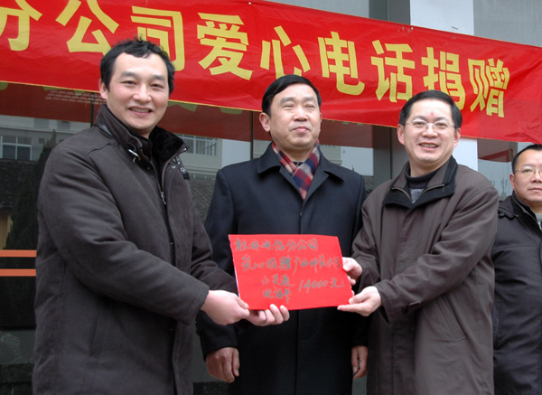 我校党委副书记唐仁郭（右）代表学校接受捐赠。