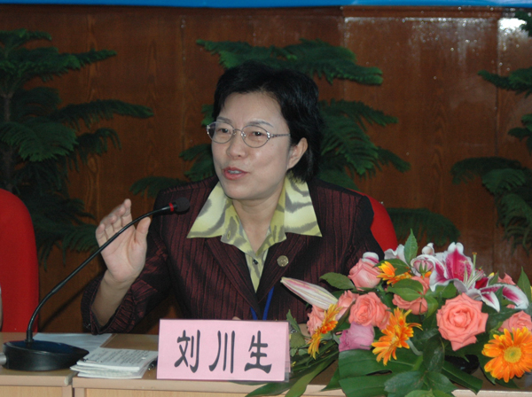 刘川生书记在会上发言。