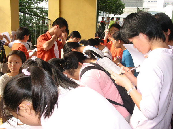 同学们在校大学生心理健康协会同学的指导下，对自己的心理健康进行测试和评估
