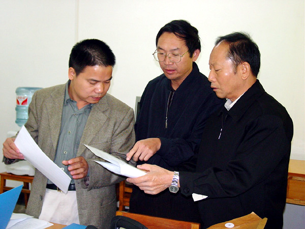 10月15日，广西普通高等院校大学英语教学评估专家组到我校进行实地考察。图为专家组成员正在对我校的汇报材