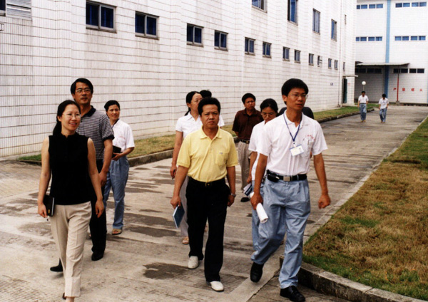 农业部专家组在检查斯达公司厂房。