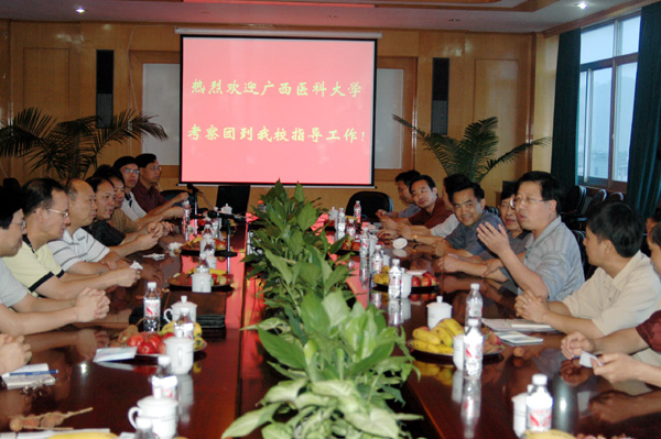 6月16日，广西医科大学考察团到我校考察。图为我校党委书记黄介山向来访的客人们介绍学校的情况。（新闻中心赵亮）