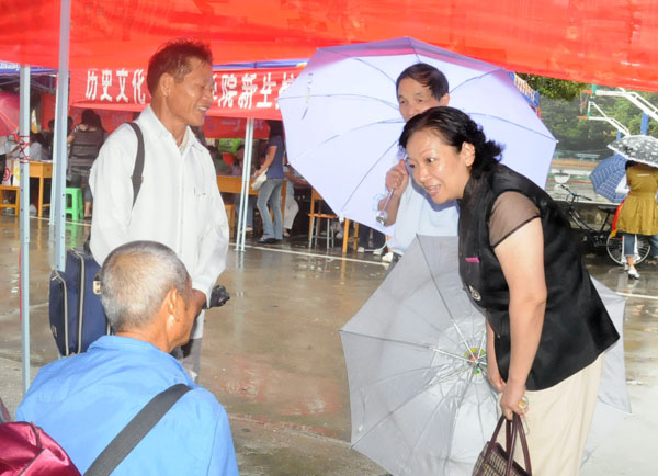 校党委王枬书记与学生家长亲切交谈。