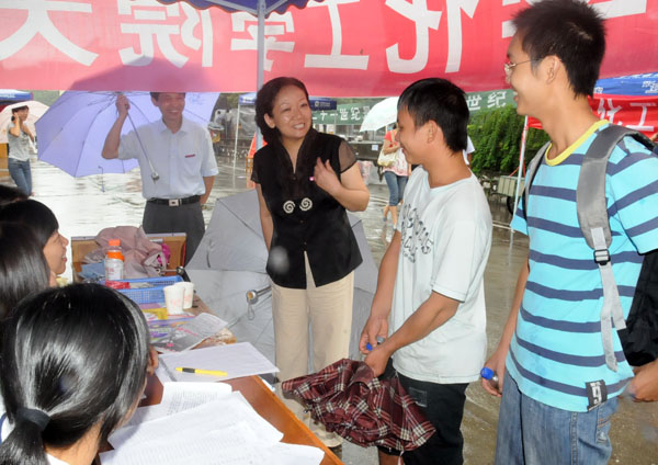 校党委王枬书记与新生亲切交谈。