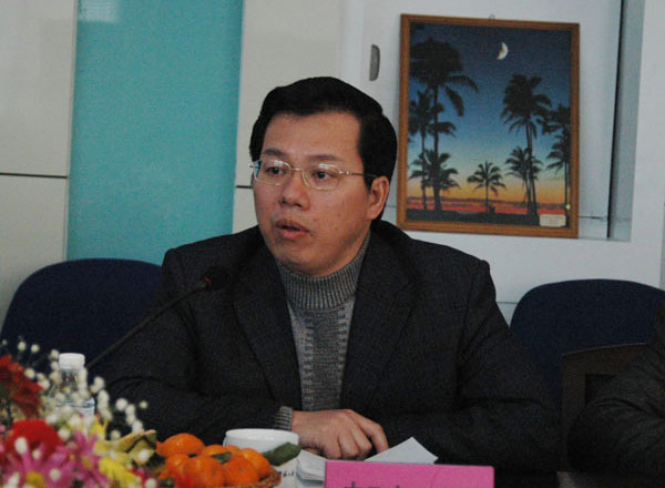 学校副校长、评估办主任贺祖斌向客人们介绍了我校本科教学评估工作的有关情况