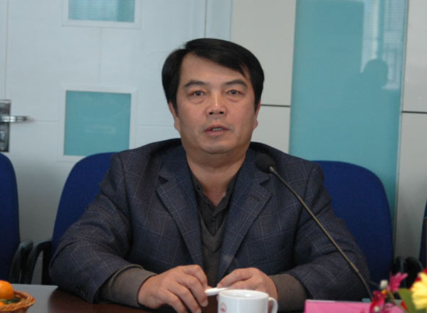 校党委书记陈大克向客人们介绍了我校的发展情况