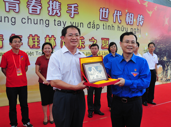 唐仁郭副书记代表学校和越南青年代表团桂林分团团长阮文孝互赠礼物