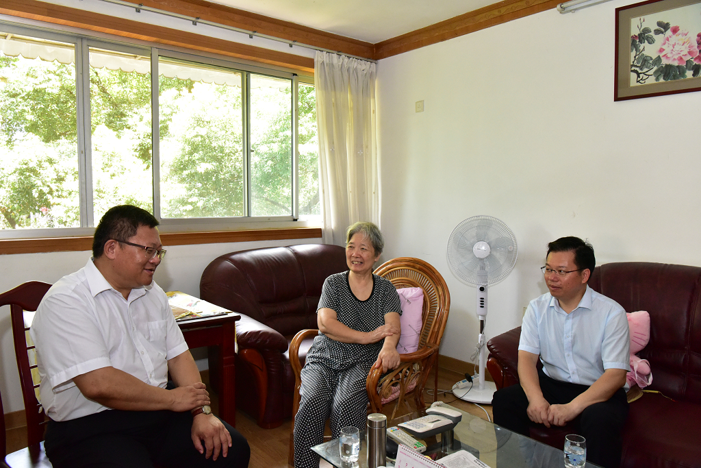 1.看望原校党委书记朱天恩.png