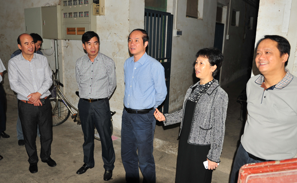 黄伟京厅长一行到教工宿舍考察