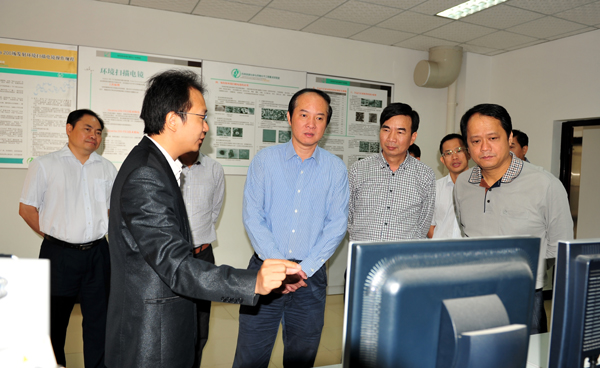 我校教师向黄伟京厅长讲解科研设备在科研工作中的应用情况