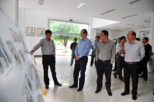 校长梁宏向黄伟京厅长介绍实验室概况