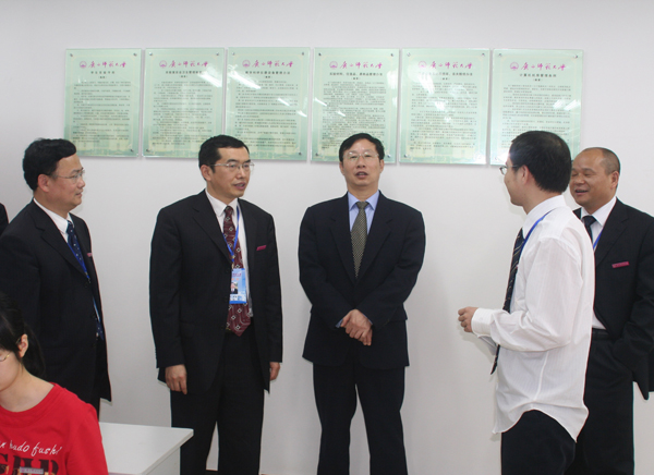 张澍研究员（左三）走访法学院。