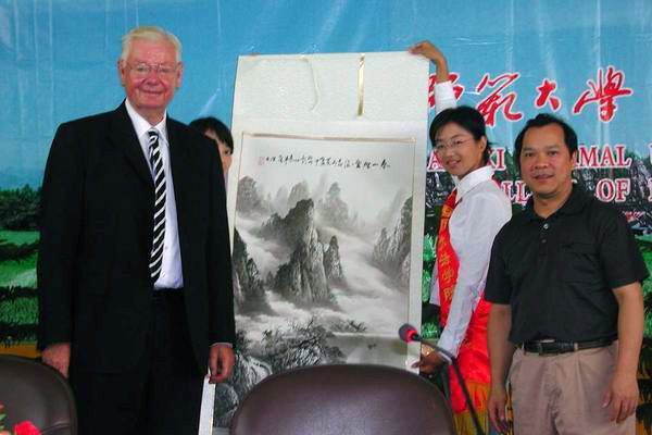 白晓军副校长代表学校向罗克辛教授赠送山水画。