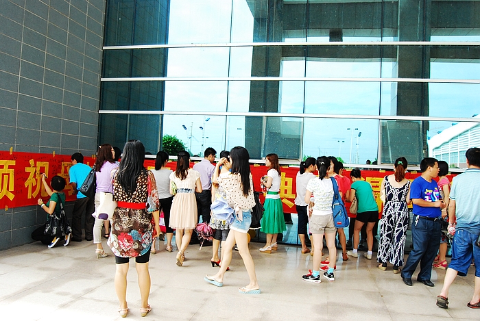 校友们纷纷驻足抒写对母校热爱之情