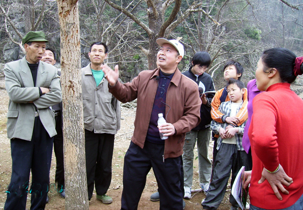 我校专家在指导受灾群众灾后重建工作。