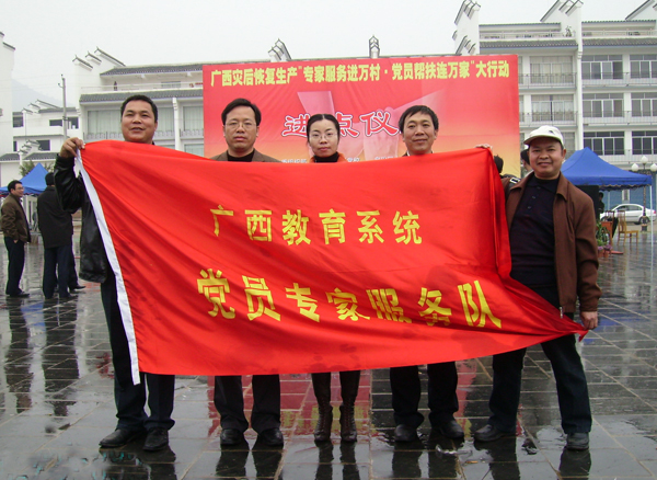 我校派出的参加服务队的代表合影。