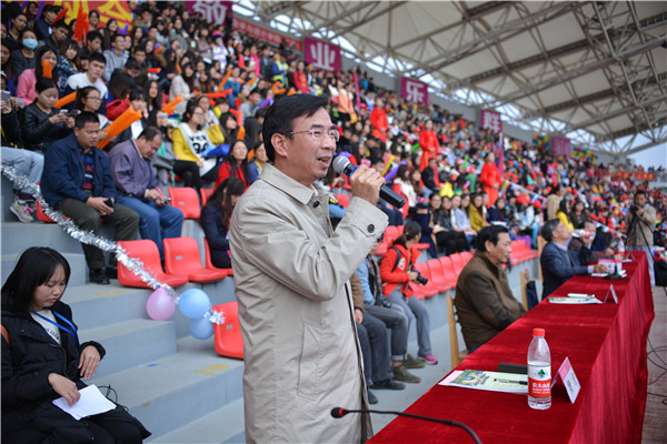 校长梁宏宣布运动会开幕