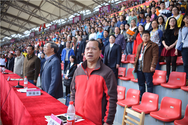 参加第四十五届校运会的校领导们和师生同唱国歌