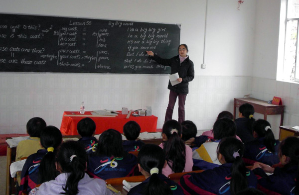 研究生代表正在给环江县思恩中学的学生讲授英语公开课。