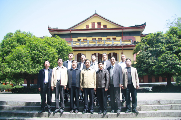 合影(前排中为李建国副委员长,前排左三为马铁山主席,前排左二为梁宏校长)