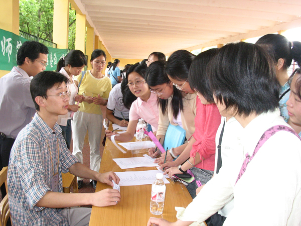 同学们在校大学生心理健康协会同学的指导下，对自己的心理健康进行测试和评估