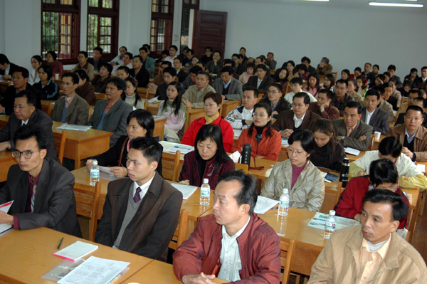 学员们在认真听课。