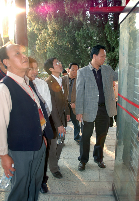 校友们在参观建校时的纪念碑。