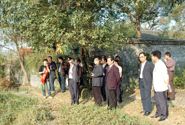 校友参观雁山园。