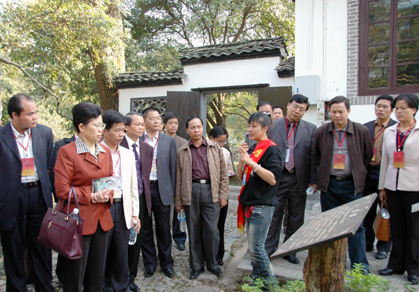 校友参观雁山园，听取导游的讲解。