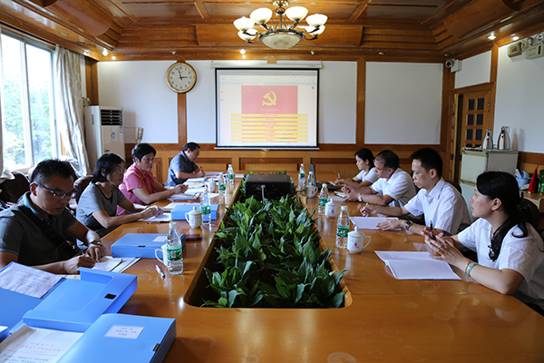 校党委副书记赵铁汇报我校学习教育的进展情况（宣传部 张婷婷 拍摄）