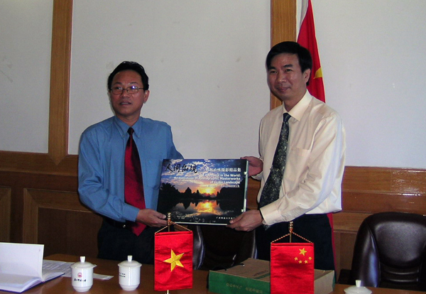 我校校长梁宏博士（右）向越南顺化师范大学校长黎文英博士赠送纪念品。