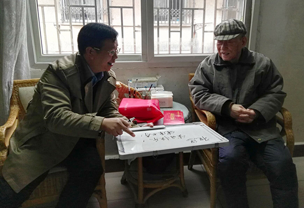 慰问离休干部赵瑞祥.jpg