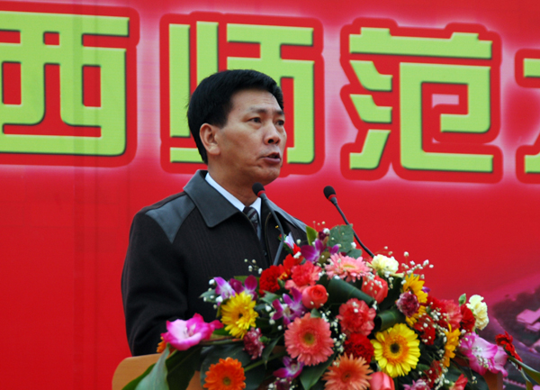 自治区教育厅副厅长车芳仁在仪式上致词。