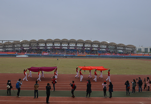 由设计学院组成的国旗护卫队（大学生通讯社 陈园园 摄）