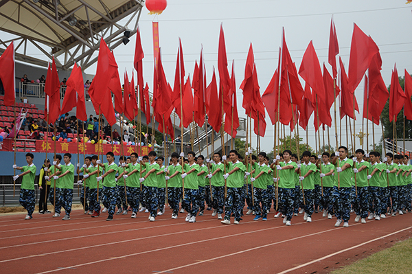 由计算机科学与信息工程学院组成的红旗队（大学生通讯社 陈芳芳 摄）