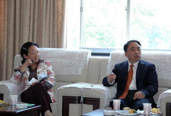 邓纯东(右)在讲话。