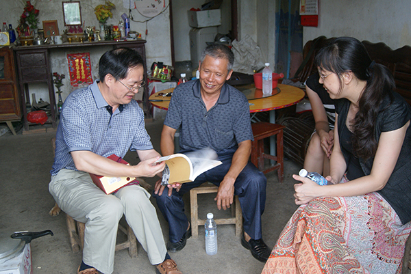 唐副书记给学生家长赠送纪念品