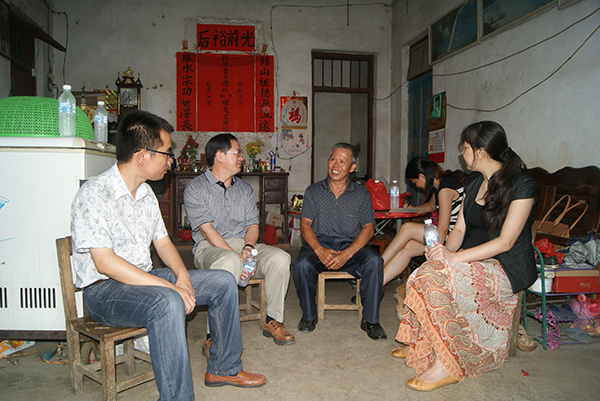 唐副书记与学生家长亲切交谈