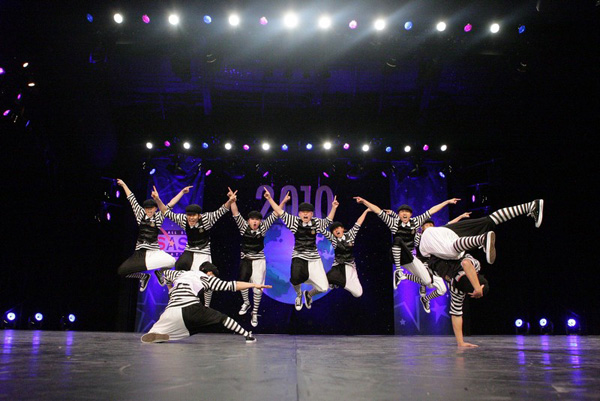 啦啦操队员在比赛中