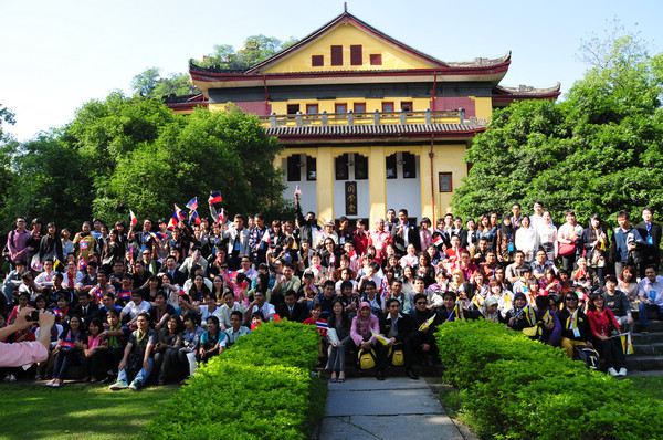 2010年,第五届中国-东盟青年营来校交流,中外青年在绿树成荫的王城校区合影(宣传部 赵晋凯 摄)