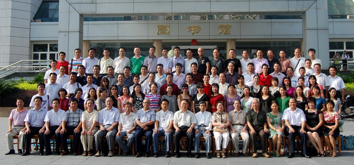 校友们与母校领导老师在图书馆广场合影留念。